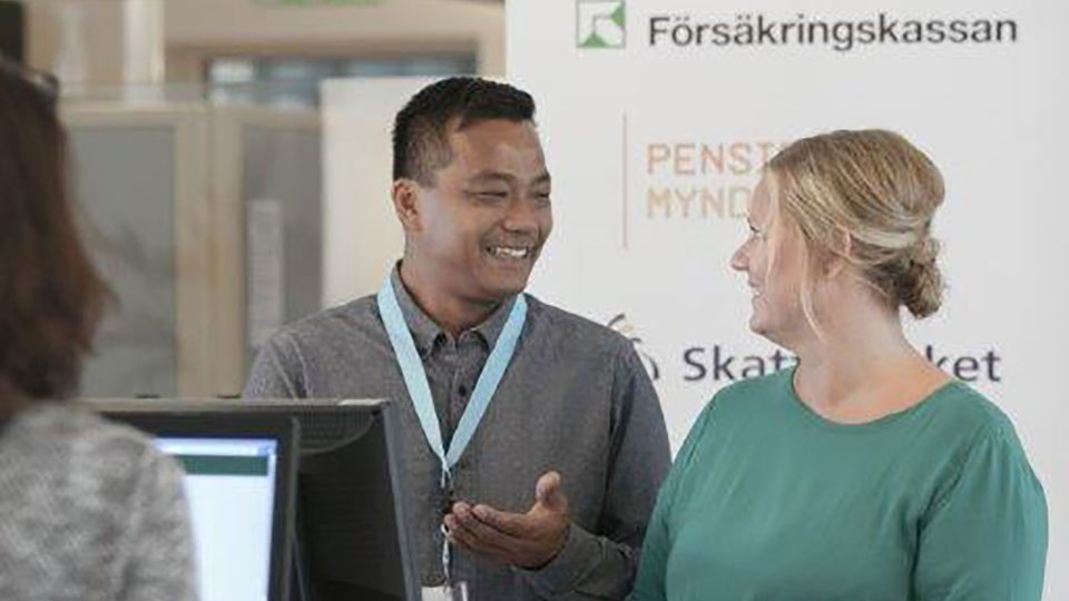 En kvinna blir bejtänade på ett servicekontor. Foto: Försäkringskassan.