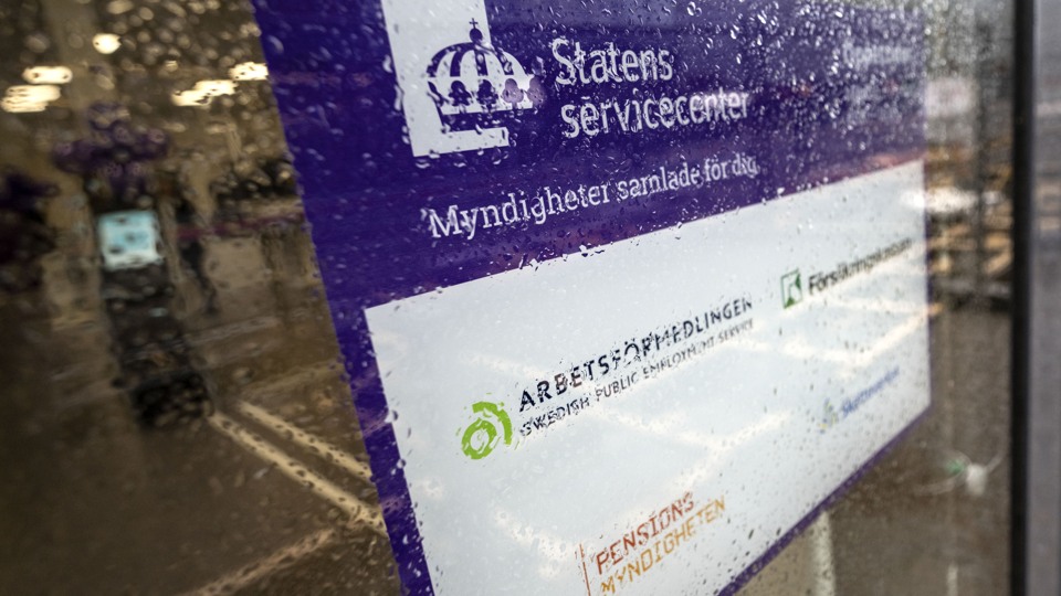 Dörrdekal med öppettider för servicekontor.