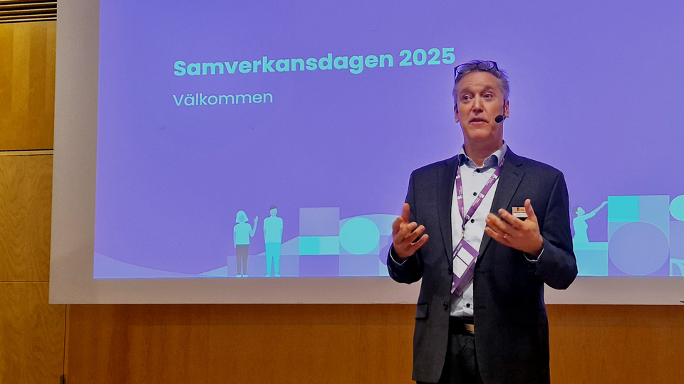 En man står på en scen.