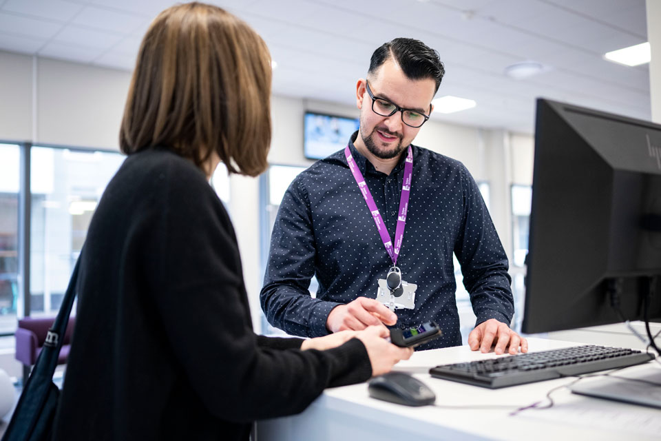 Besökare på servicekontor får vägledning av servicehandläggare.