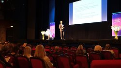 Konferencier på scenen talar inför publik på Samverkansdagen 2016.