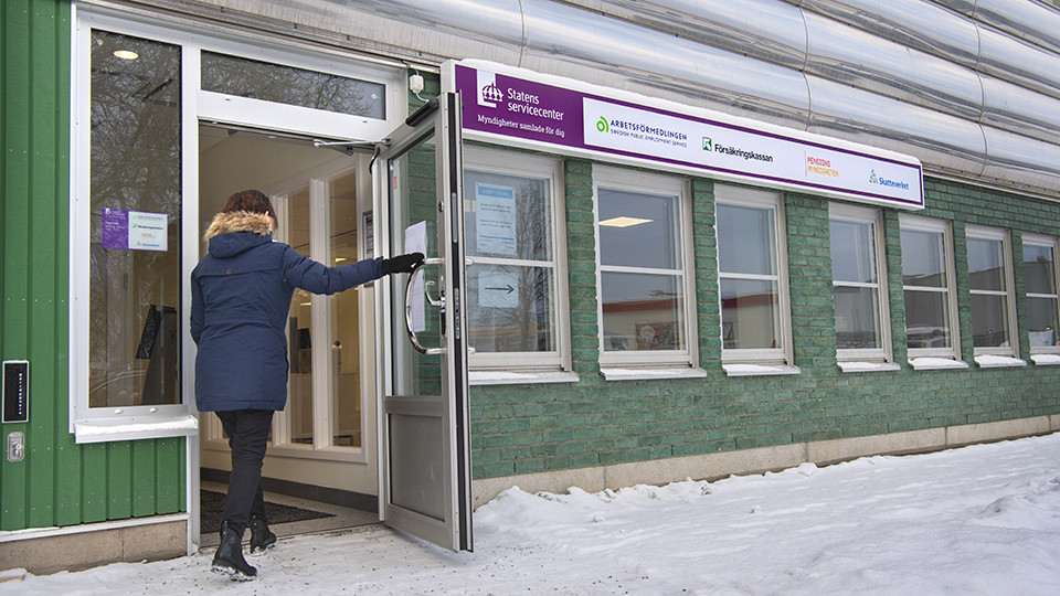 Person öppnar dörren till ett servicekontor