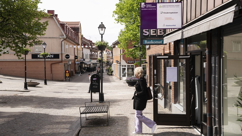 Kvinna går ut från ett servicekontor.