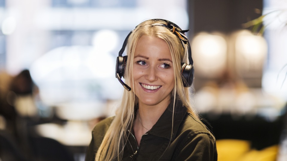 Leende kvinna i headset.