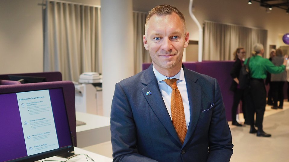 Civilminister Erik Slottner tittar in i kameran och ler.