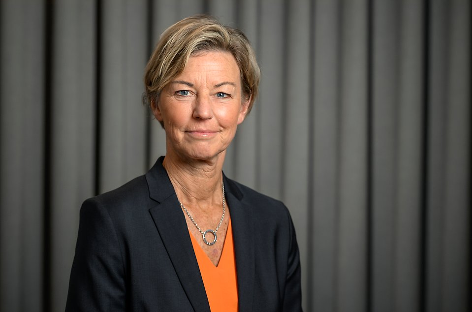Generaldirektör Åsa Lindh i kavaj ser nöjd ut och tittar mot betraktaren